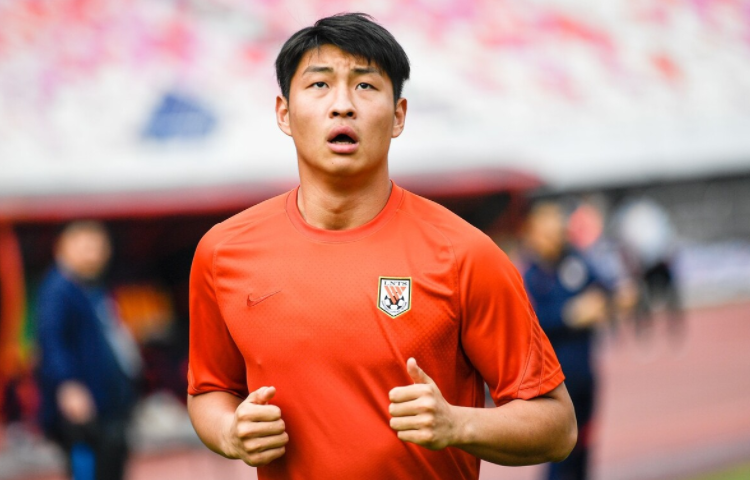 包含成都蓉城训练开放日；冲刺阶段官宣签约引欢呼；社区盾在即；资深球员宣示担当的词条