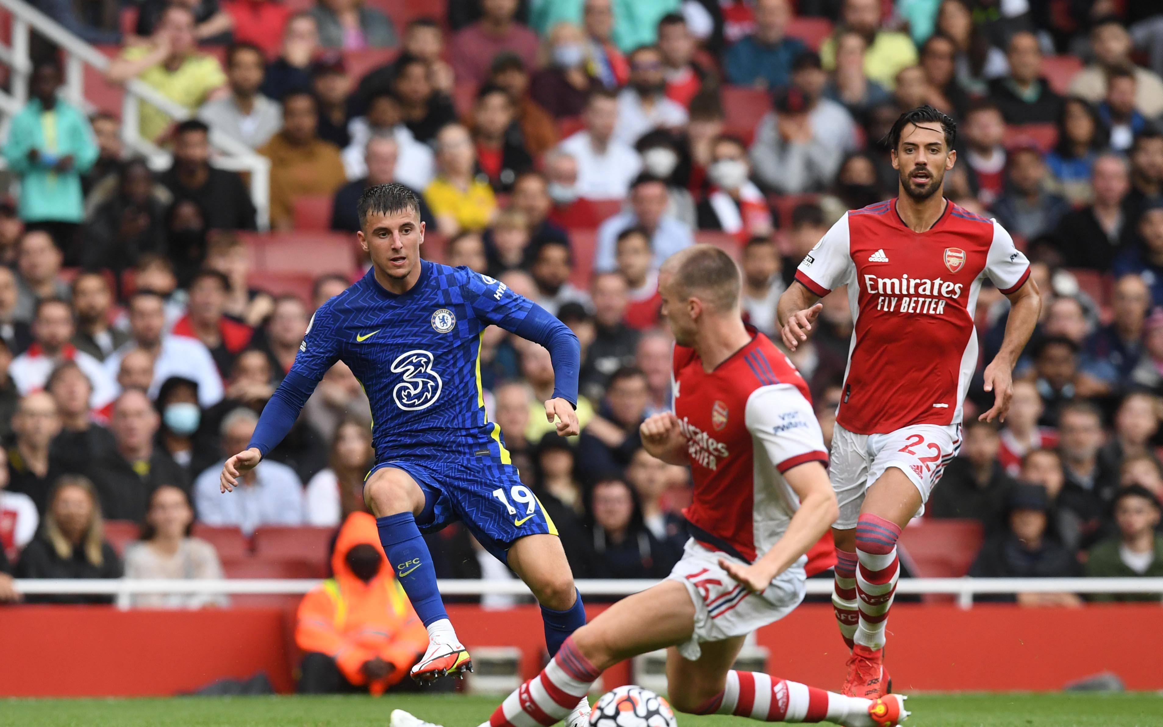 关键时刻圣安东尼奥马刺战术微调：英超节点到来；话题不断；赛程密集仍需轮换(马刺最新名单再签一前锋)